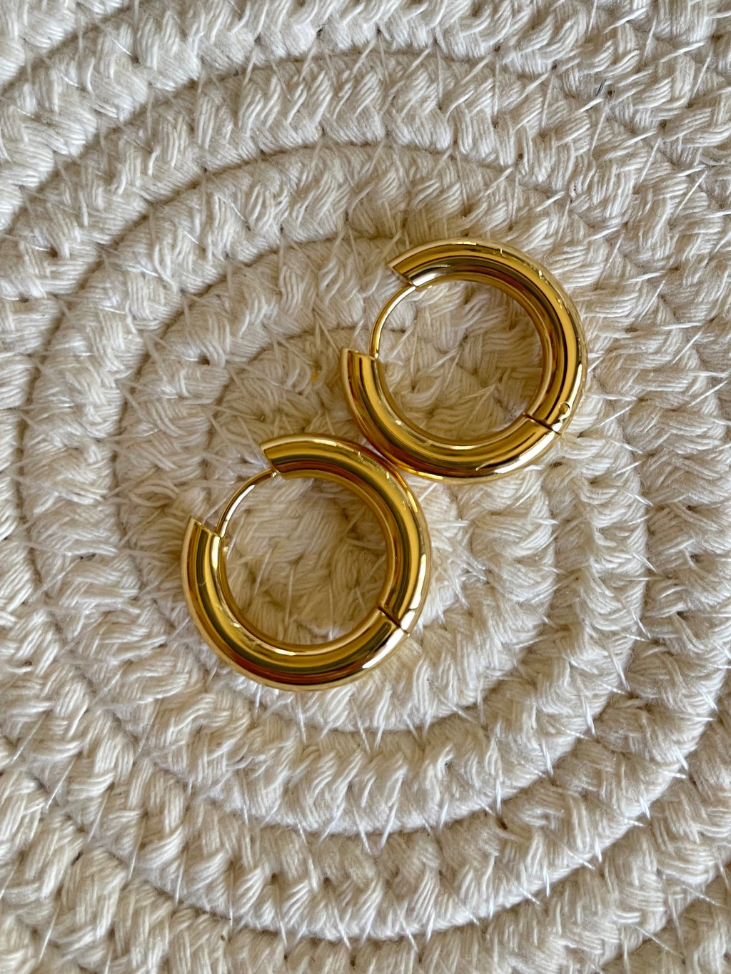 Round mini golden hoops
