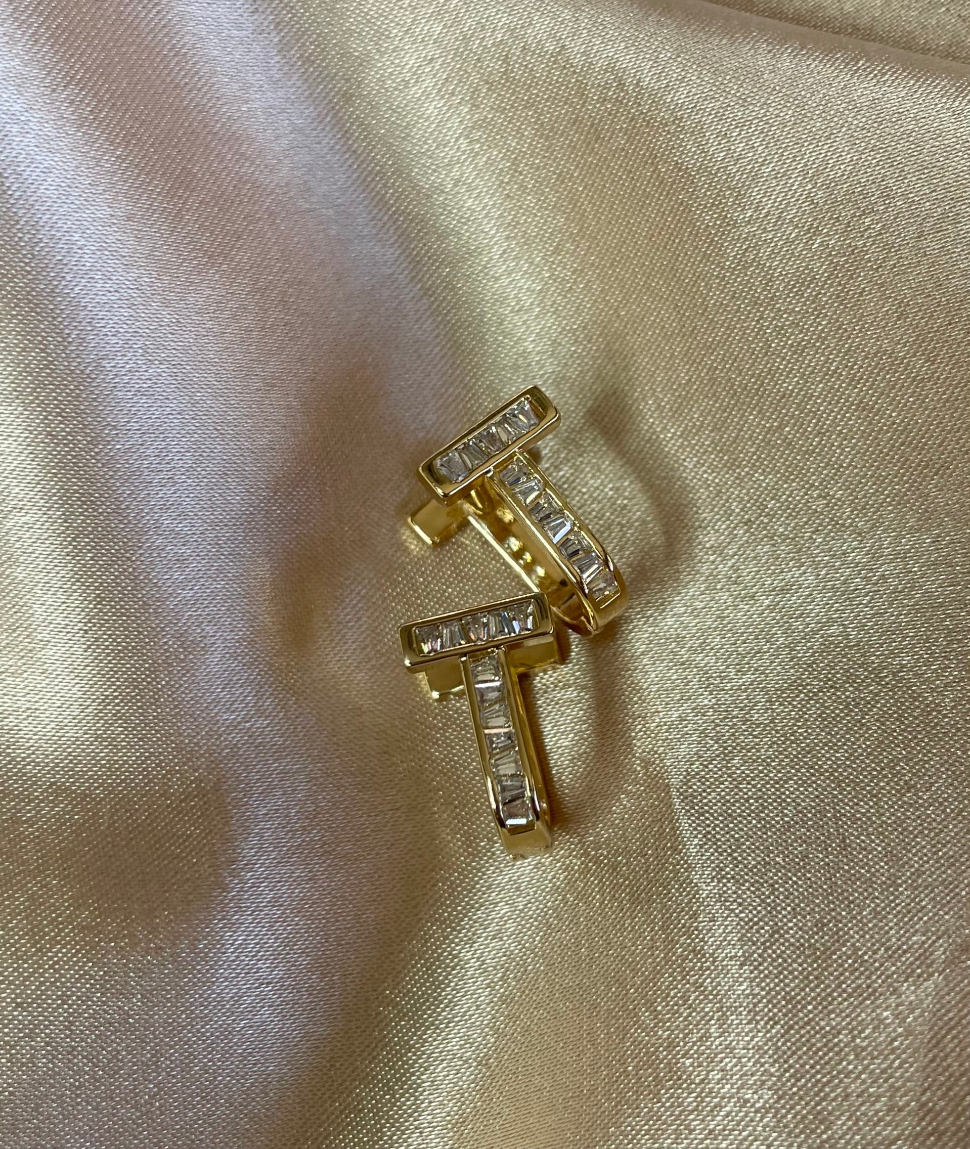 T motif mini earrings