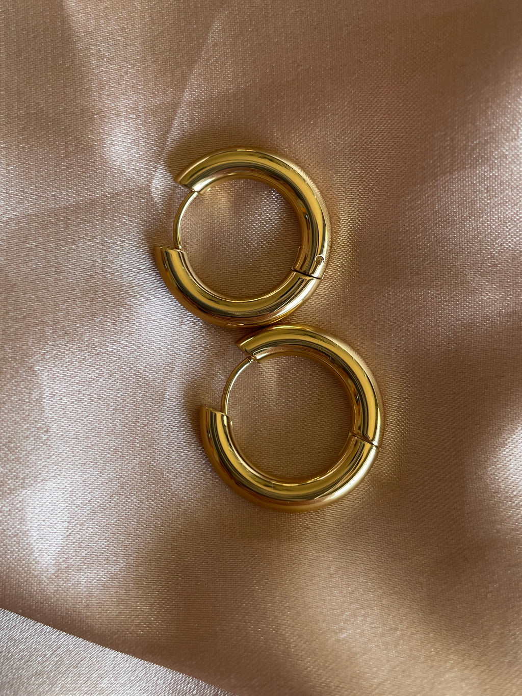 Round mini golden hoops