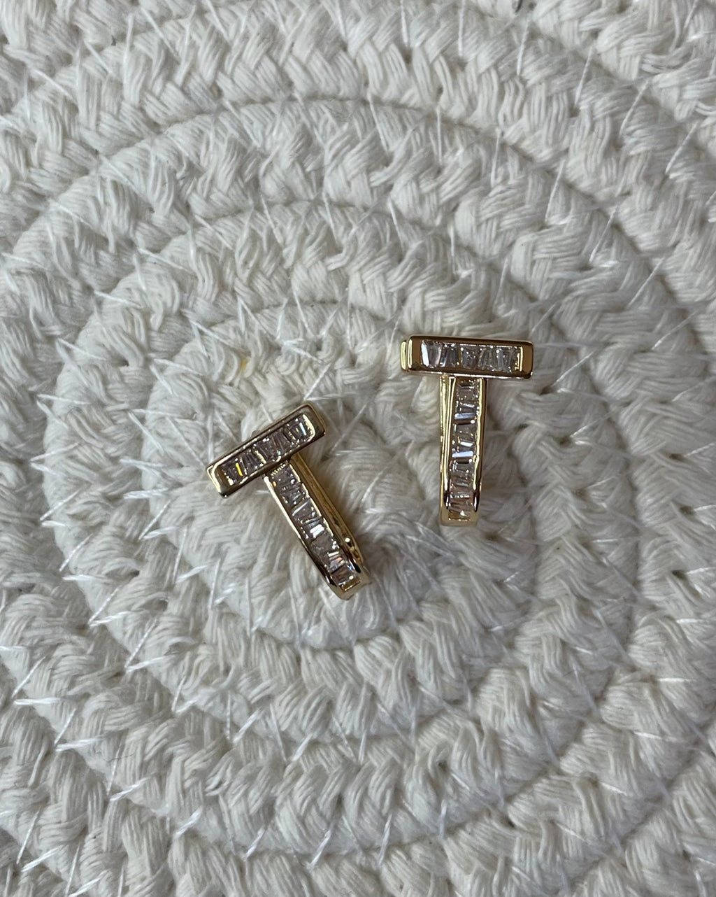T motif mini earrings