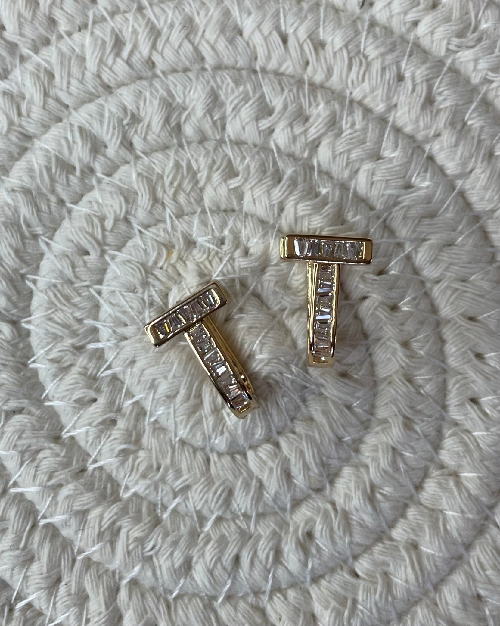 T motif mini earrings