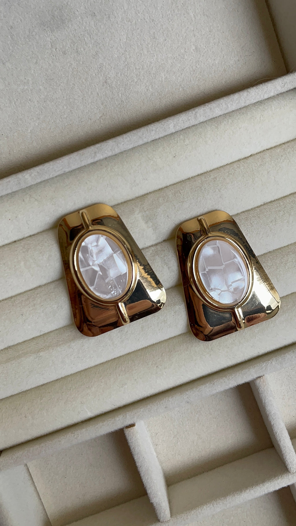 Classic oval studs earrings