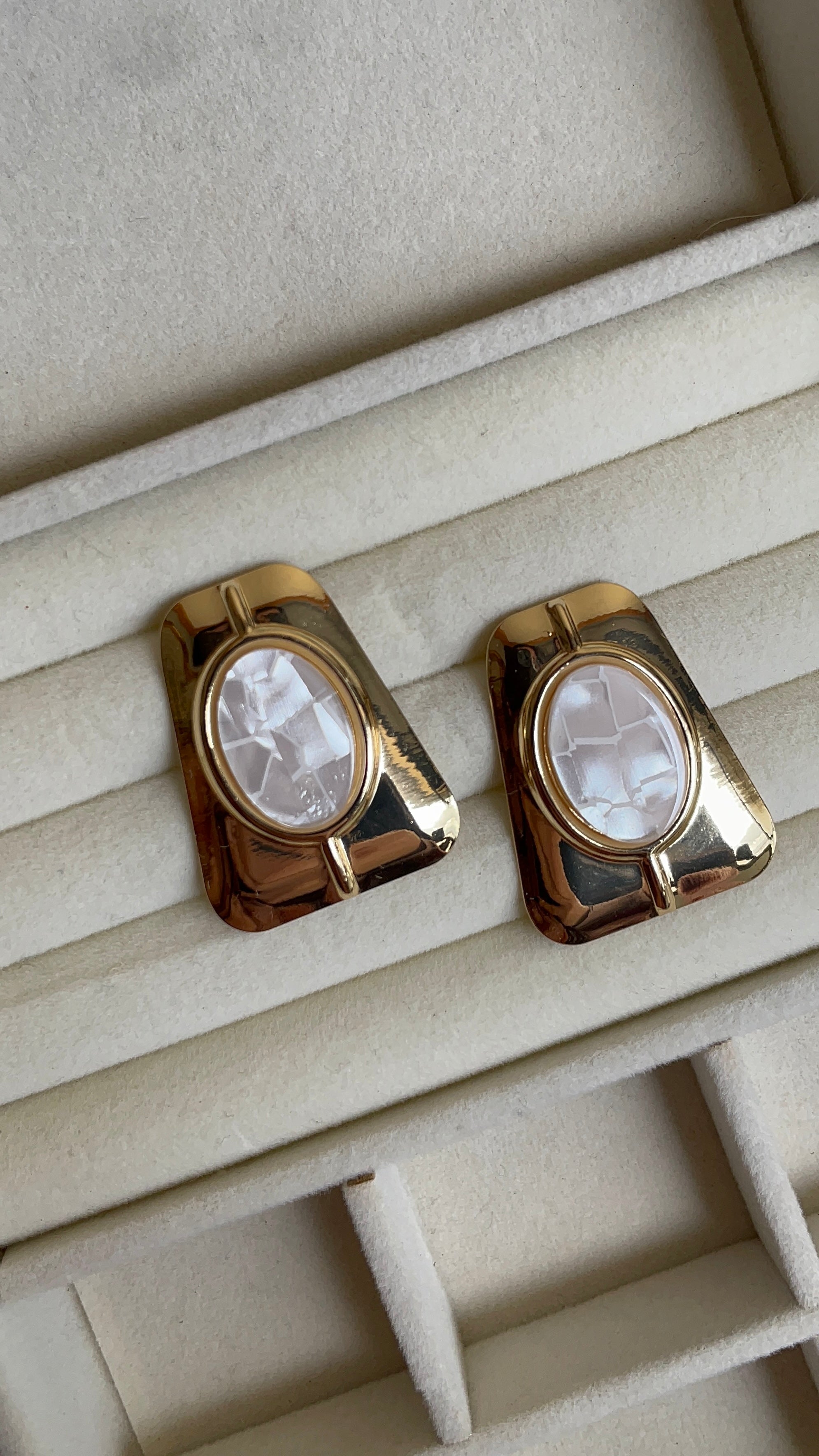 Classic oval studs earrings