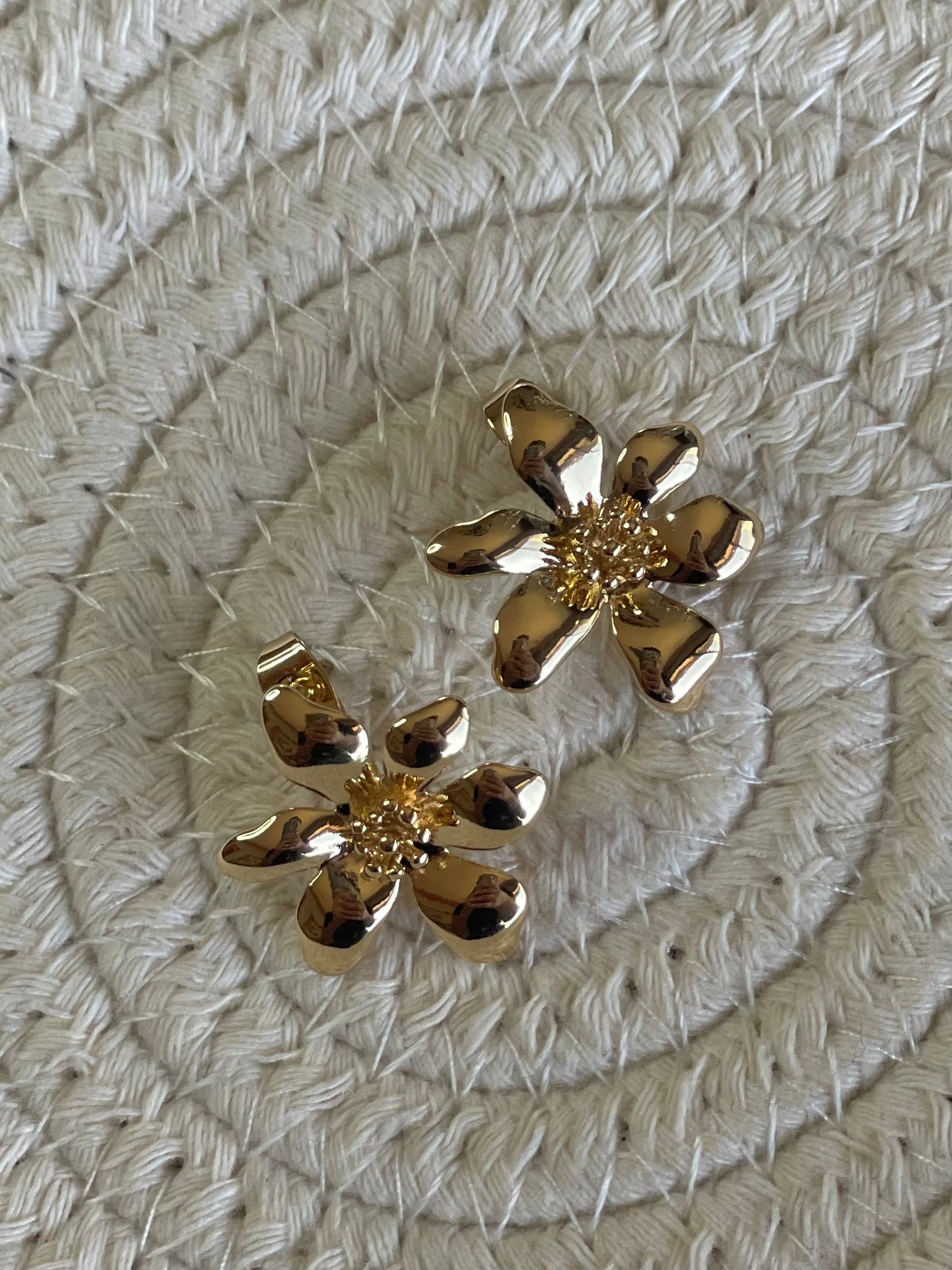 Mini gold flower earrings