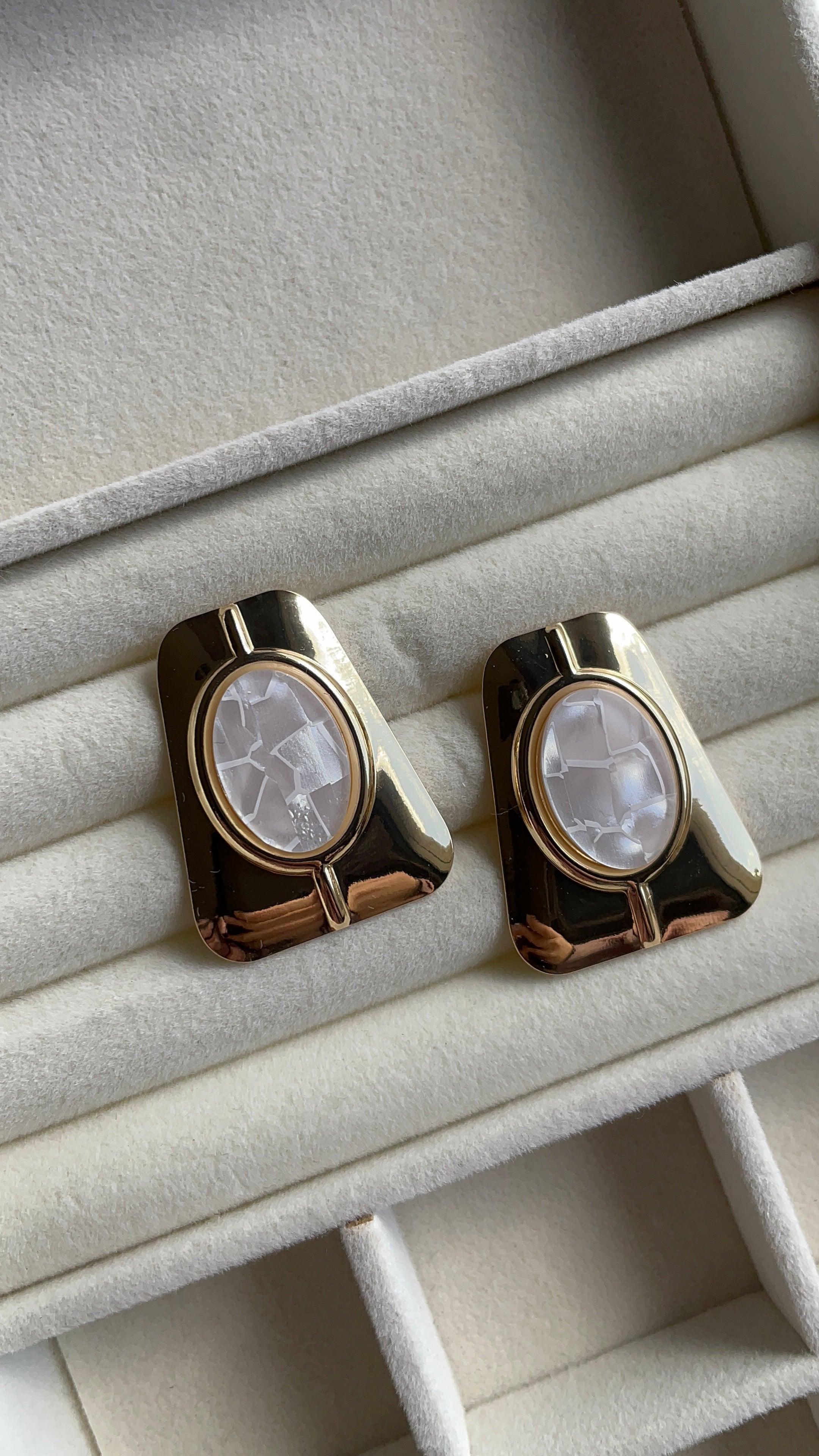 Classic oval studs earrings